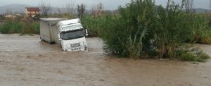 Enorme pericolo a Caulonia: Tir bloccato dall’acqua nel torrente Allaro item-thumbnail
