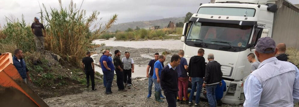 Colto da malore l’autista del tir bloccato nel torrente Allaro