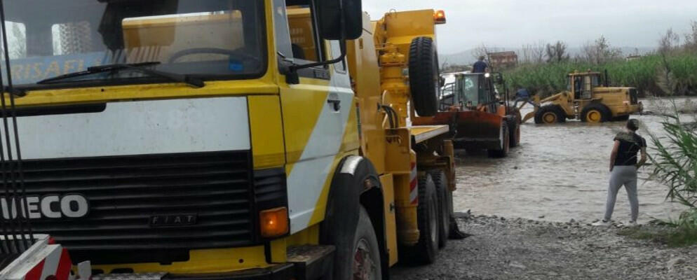 Caulonia, le operazioni di recupero del tir rimasto bloccato nell’Allaro – Foto e video