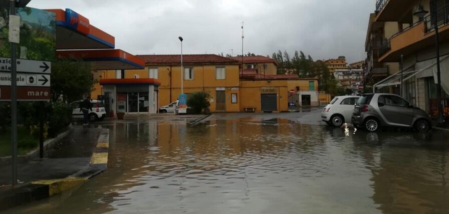 Allagamenti a Caulonia marina. Il sottopasso ferroviario sommerso dall’acqua – fotogallery