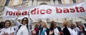 “Roma dice basta”, in migliaia scendono in piazza contro il degrado a 5 stelle e la Raggi item-thumbnail