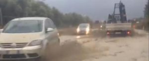 Maltempo, la S.S. 106 si trasforma in un fiume in piena – foto e video item-thumbnail