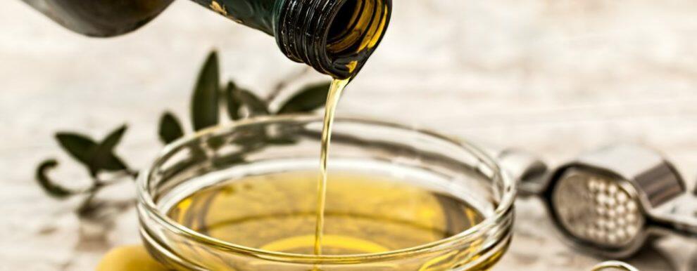 Ruba 35 litri di olio di oliva, denunciato