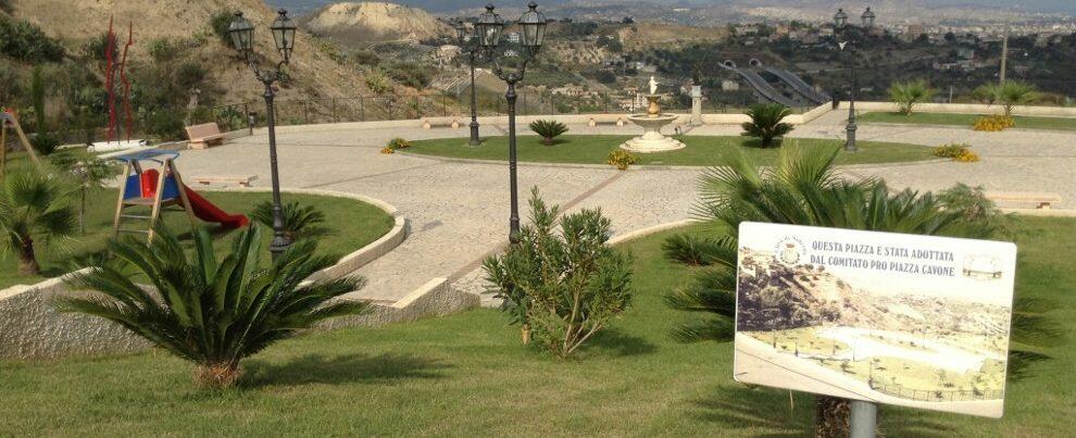 Siderno, piazza Cavone si arricchisce con due nuovi murales