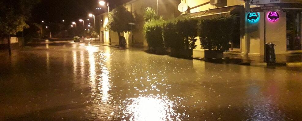 Nella notte allagamenti per Caulonia marina. Cadono frammenti di cornicioni in piazza Bottari