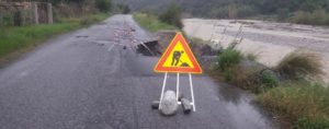 Maltempo, enormi voragini sulla strada che porta a San Nicola di Caulonia – fotogallery item-thumbnail