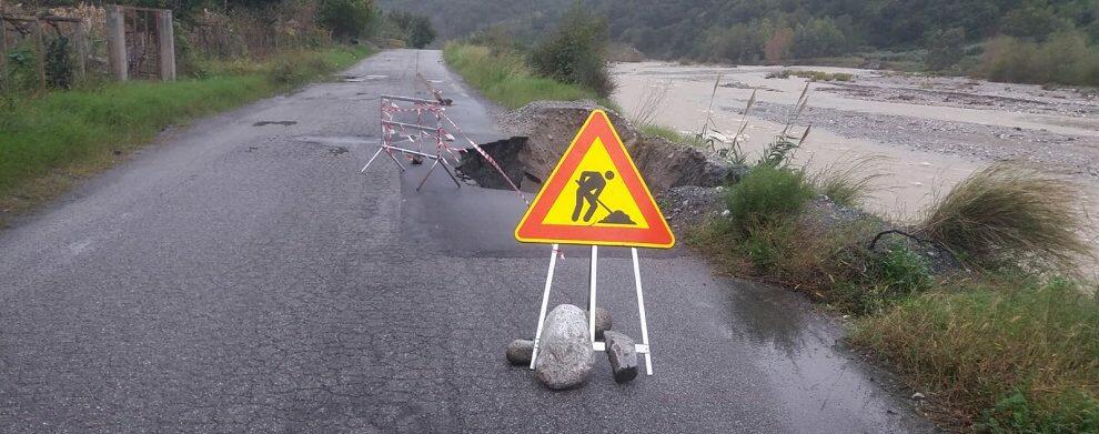 Maltempo, enormi voragini sulla strada che porta a San Nicola di Caulonia – fotogallery