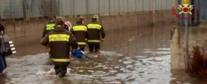 Roma, i vigili del fuoco salvano un uomo che stava annegando nel Tevere ...