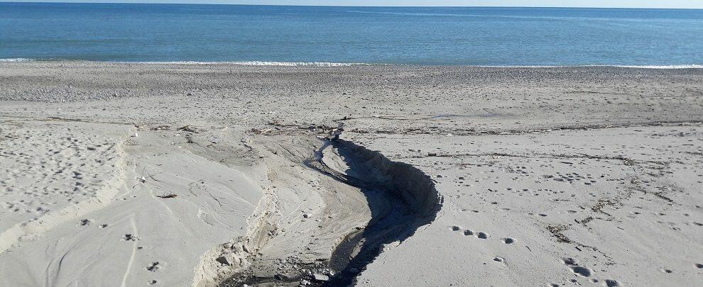 Lettore segnala scarico maleodorante sulla spiaggia di Caulonia