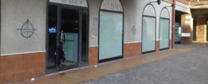 Vile atto intimidatorio nel vibonese, cane sgozzato appeso alla porta di un negozio item-thumbnail