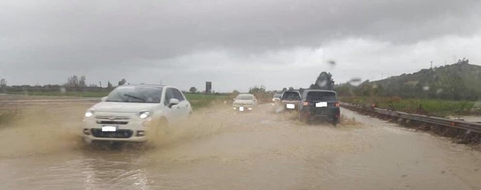 Strade allagate sulla S.S. 106 a causa del Maltempo – fotogallery