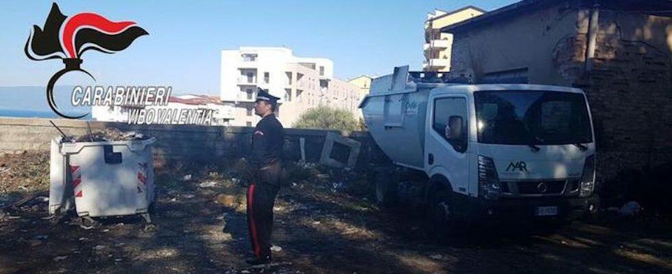 Sorpresi dai Carabinieri a bruciare rifiuti, denunciati 7 operatori ecologici