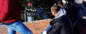 Operai licenziati minacciano di lanciarsi dal tetto di una scuola item-thumbnail