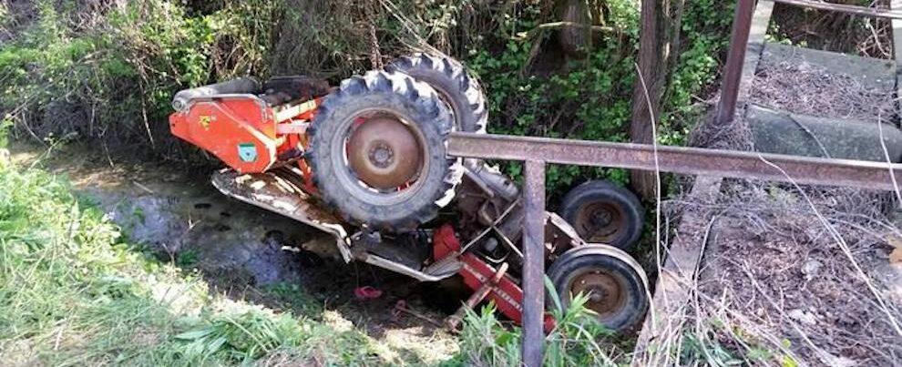 Si ribalta con il trattore, agricoltore muore sul colpo