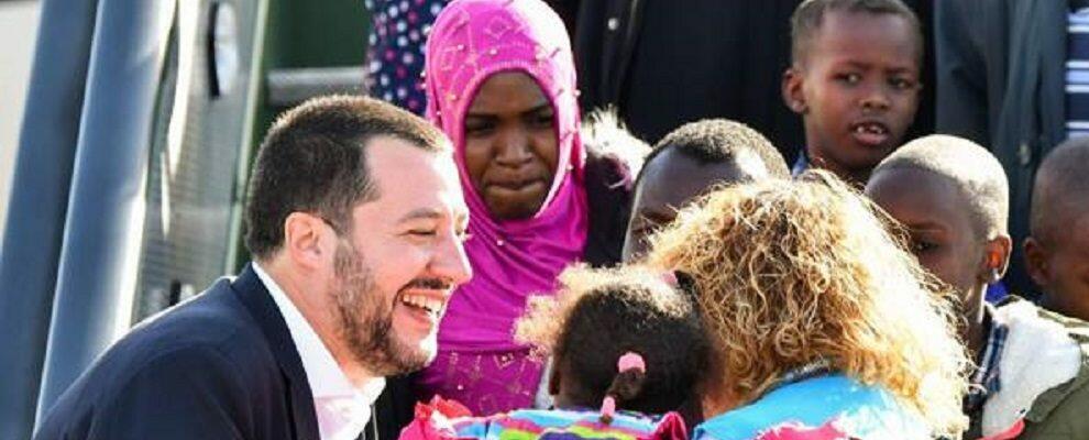 Salvini accoglie 51 migranti del Niger: “Porte spalancate a chi scappa dalla guerra, chiuse a chi la porta da noi”