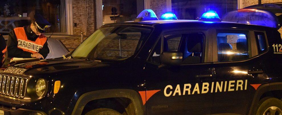 Sorpreso in auto con un’ascia e un coltello, denunciato