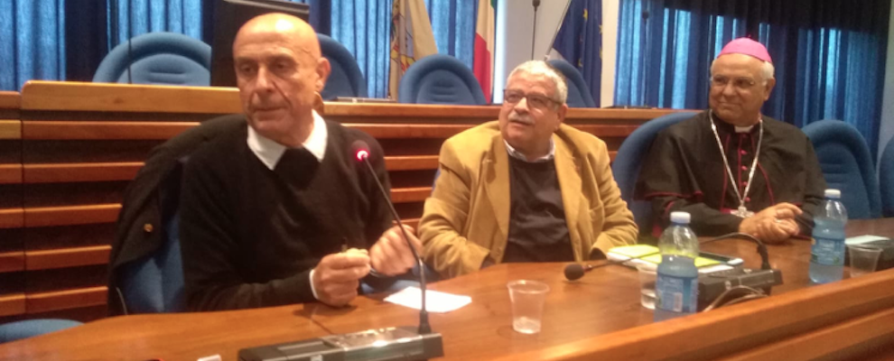 Minniti a Catanzaro: “No al decreto sicurezza, sì al Modello Riace”