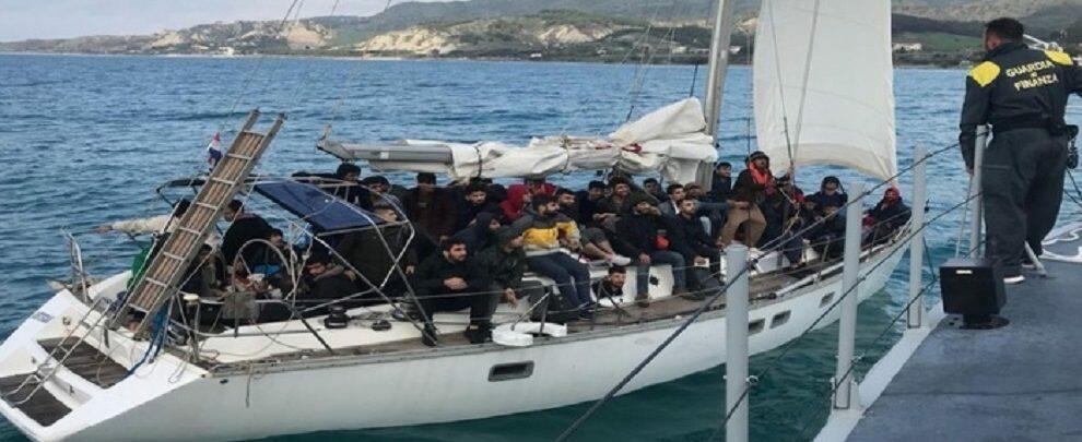 Soccorsi 61 migranti a bordo di un’imbarcazione, fermati i presunti scafisti