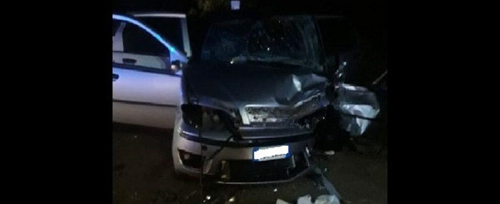 Fango sulla S.S. 106 scatena un incidente tra due auto: feriti