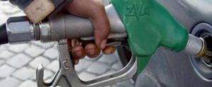 Automobilista infuriato tenta di aggredire un benzinaio brandendo un’ascia. Denunciato item-thumbnail