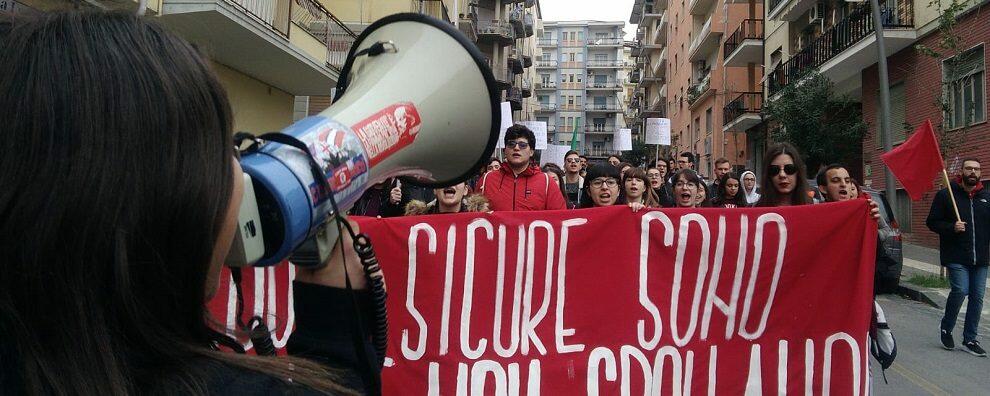 Studenti in piazza contro il Governo: “Le scuole sicure sono quelle che non crollano”