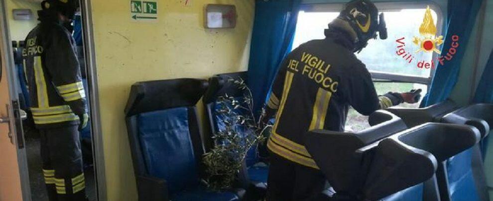 Violenta tromba d’aria si abbatte su un treno frantumando diversi finestrini, feriti alcuni passeggeri