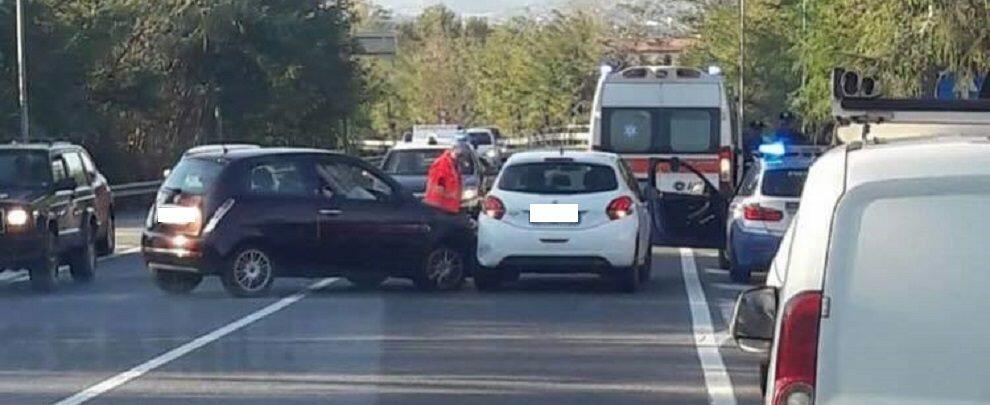 Scontro tra due auto sulla S.S. 106 direzione Reggio Calabria