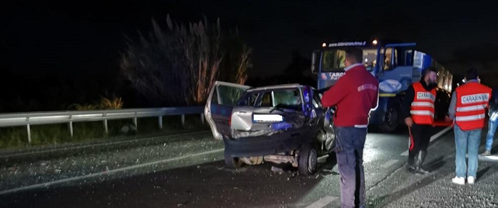 Incidente nei pressi della rotonda di Canne. Lunghe code sulla statale 106