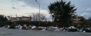 Siderno, l’Osservatorio Cittadino segnala discarica in Piazza della Cittadinanza Europea item-thumbnail