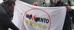 Proteste a Roma, bruciata bandiera dei 5Stelle item-thumbnail