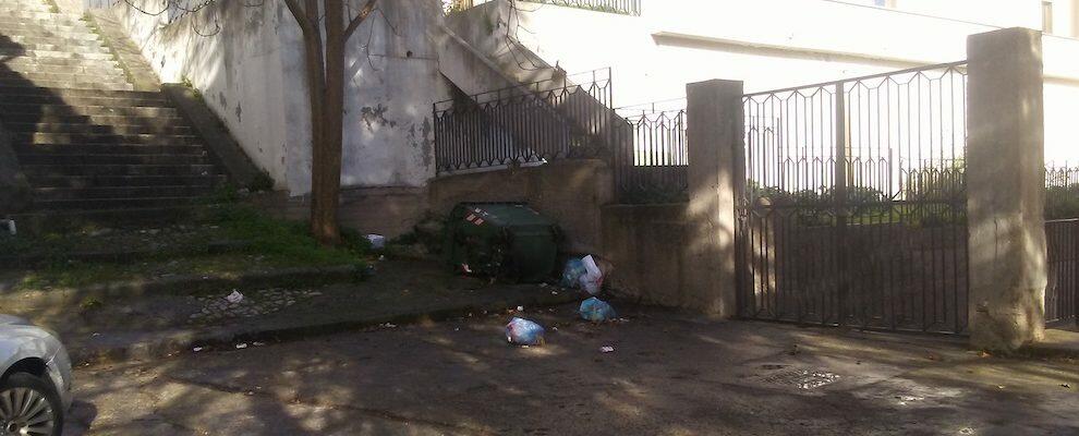 Nova chiede al Sindaco di Caulonia di sostituire il cassonetto dei rifiuti inutilizzabile a Largo Maslinia