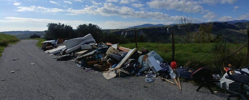 Riattiviamo Placanica denuncia: “Via dell’amore trasformata in una discarica a cielo aperto”