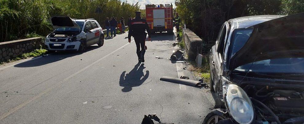 Grave incidente stradale sulla S.S. 106: tre i feriti, uno è grave