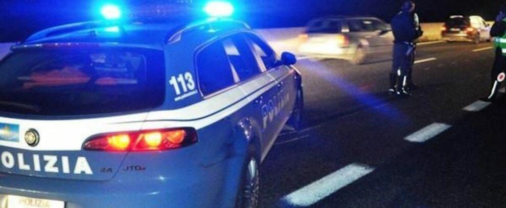 Scappa all’alt della polizia e si schianta contro una volante, arrestato