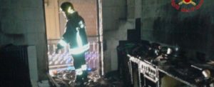 Scoppia incendio in casa e si salva rifugiandosi sul balcone item-thumbnail