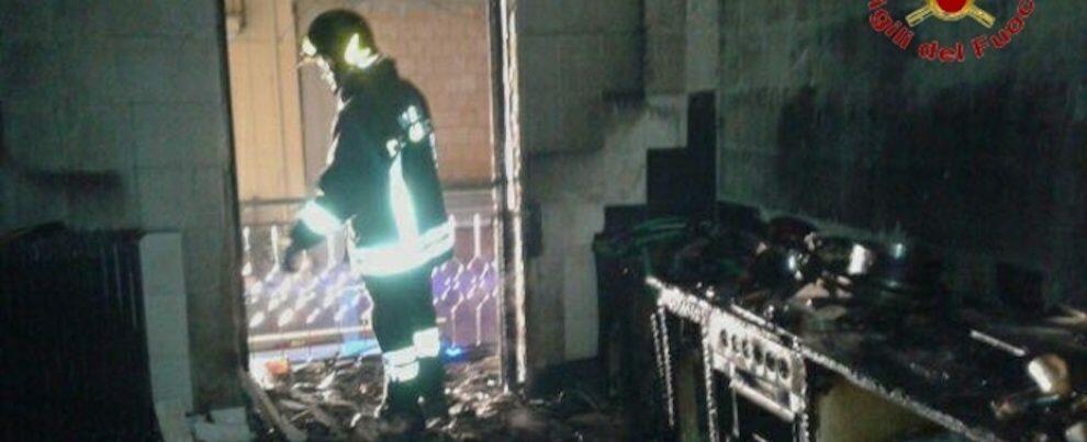 Scoppia incendio in casa e si salva rifugiandosi sul balcone