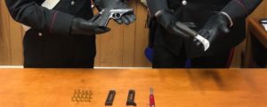 Fermato alla guida con pistola, munizioni e coltello. Scattano le manette per un pregiudicato item-thumbnail