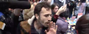 Ragazzo contesta Grillo a Roma: “Non sei più un No Tav ora che siete al governo?” item-thumbnail