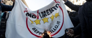Protestano i noleggiatori con conducente in piazza, bruciate bandiere del m55 item-thumbnail