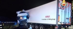 Tir si schianta violentemente contro il guardrail sulla A2, gravemente ferito il conducente item-thumbnail