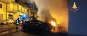 Incendio distrugge quattro auto nel catanzarese item-thumbnail