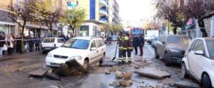 Scoppia conduttura idrica nel cosentino, auto rimane incastrata nell’asfalto item-thumbnail