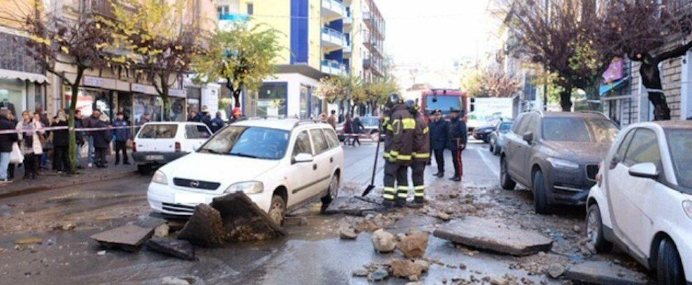 Scoppia conduttura idrica nel cosentino, auto rimane incastrata nell’asfalto