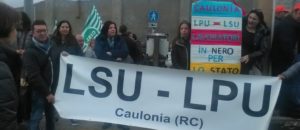 Protesta dei lavoratori Lsu/Lpu di Caulonia: Bloccati i binari a Villa San Giovanni – fotogallery item-thumbnail