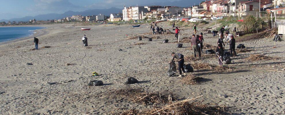 Siderno, grande partecipazione dei cittadini per l’iniziativa “Recuperiamo la Spiaggia”