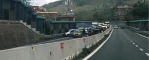 Grave incidente a Reggio Calabria, auto ribaltata e maxi-tamponamento: traffico in tilt item-thumbnail