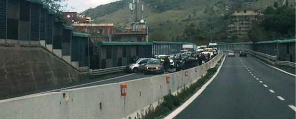 Grave incidente a Reggio Calabria, auto ribaltata e maxi-tamponamento: traffico in tilt