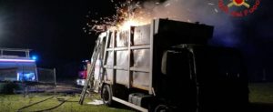 In fiamme un autocompattatore nel crotonese, indagano i Carabinieri item-thumbnail