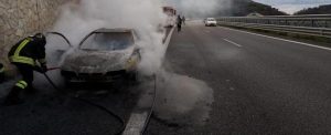 Auto in fiamme in autostrada, paura sulla A2 item-thumbnail