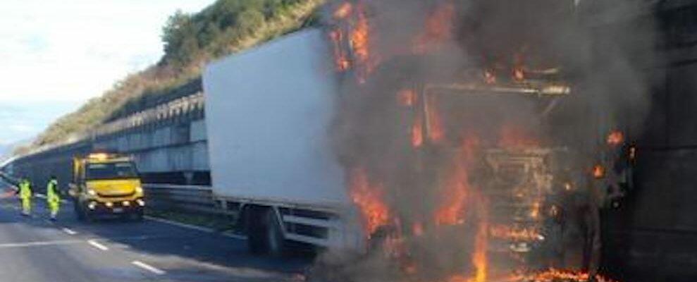 Autocarro in fiamme, paura in autostrada